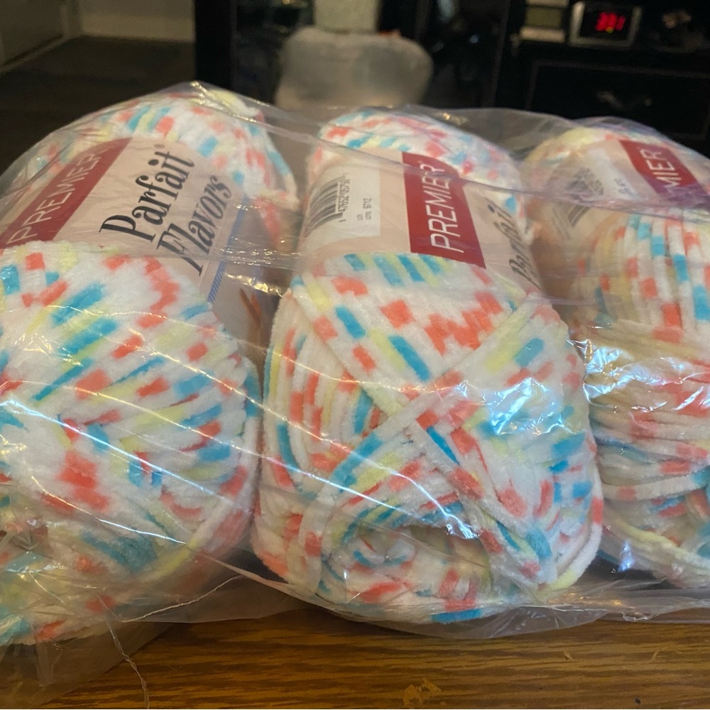 1 lot of 3 Premier parfait flavors and Multicolor Polyester skeins.